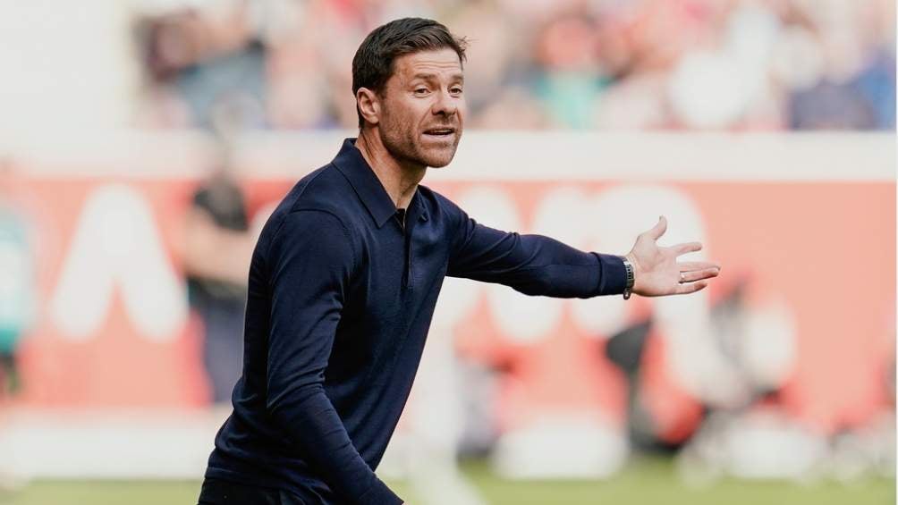 Xabi Alonso da instucciones durante el juego contra el Mainz