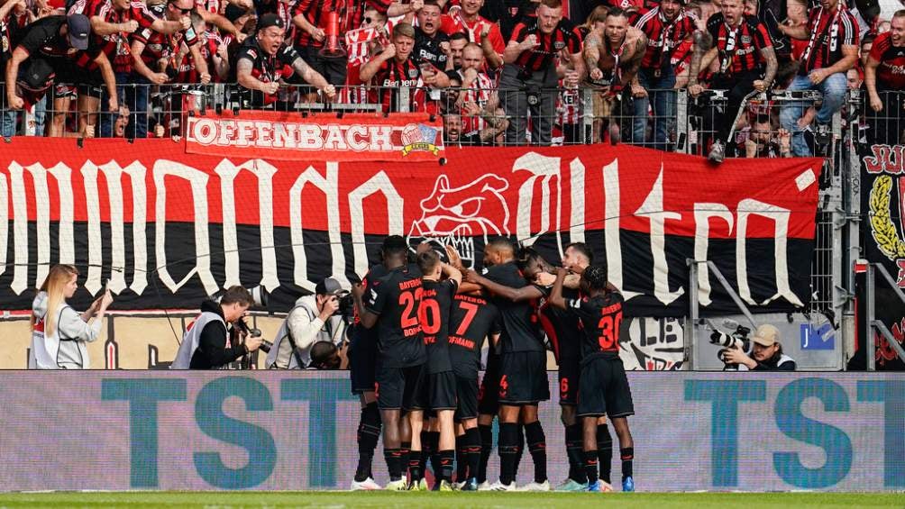 Jugadores del Leverkusen celebran con su afición