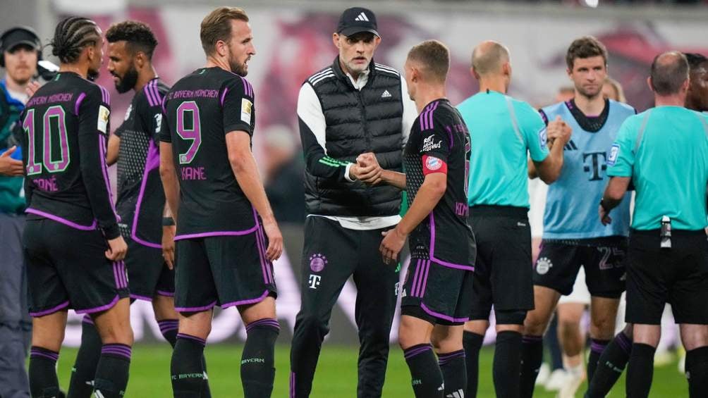 Thomas Tuchel saluda a los jugadores del Bayern Munich tras el juego