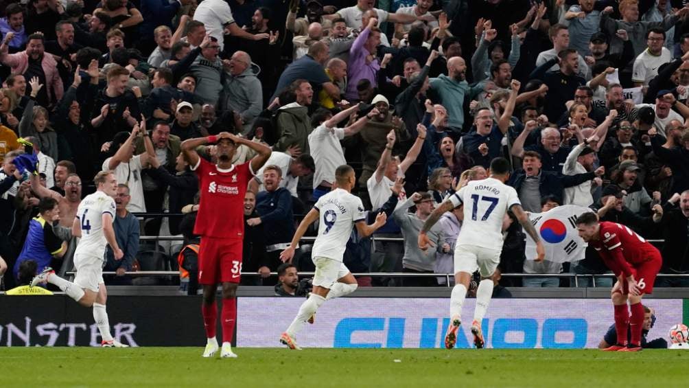 Jugadores del Tottenham celebran autogol de Matip; los del Liverpool se lamentan