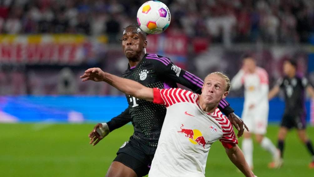 Mathys Tel del Bayern Munich Xaver Schlage del RB Leipzig disputan el balón 