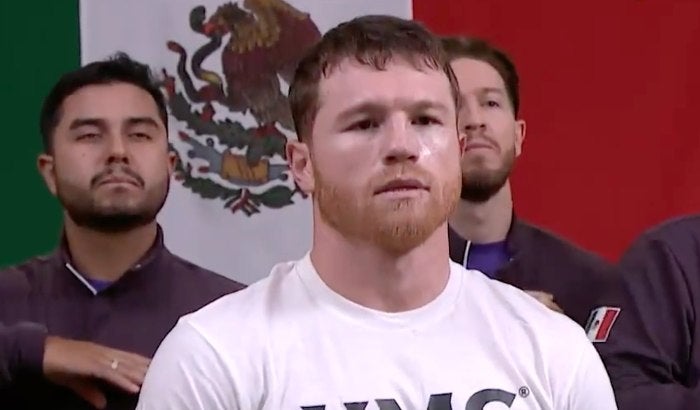 Canelo Álvarez durante el himno nacional