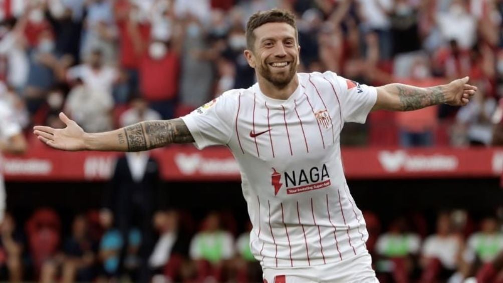 Papu celebrando un gol con el Sevilla