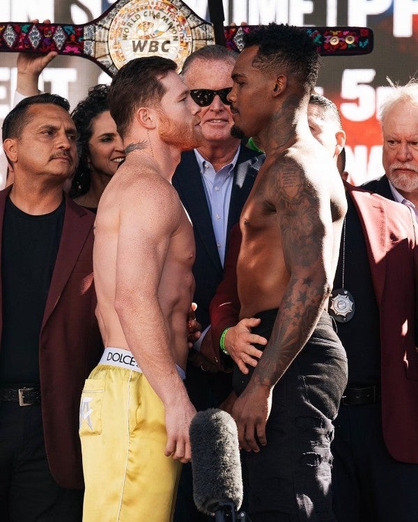 Álvarez junto a Jermell Charlo 