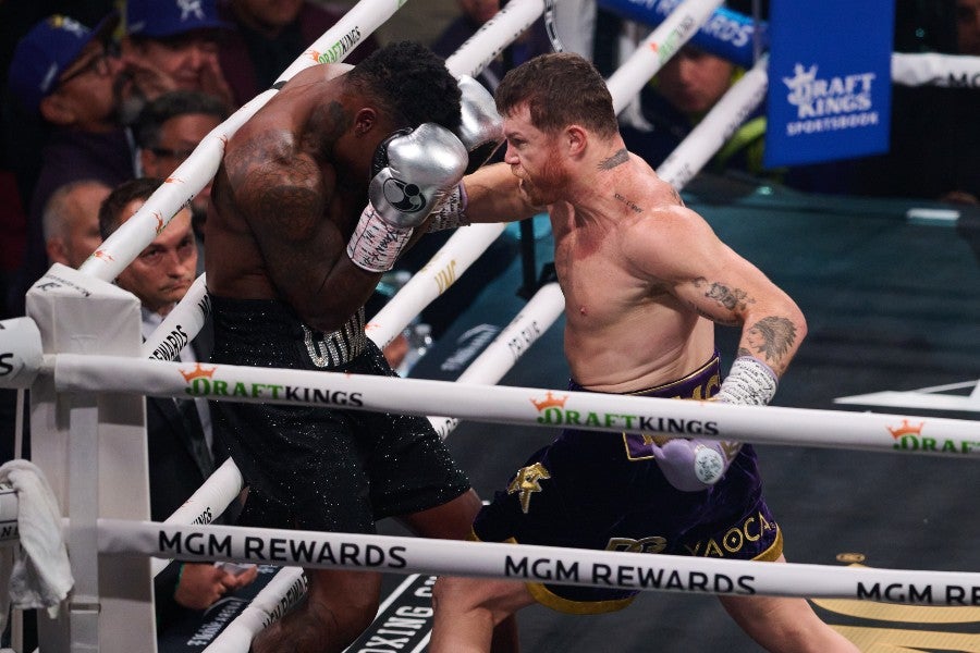 Canelo venció por decisión unánime a Jermell Charlo