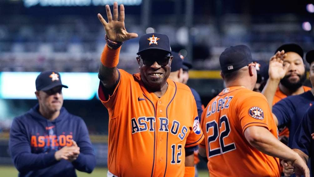 El mánager Dusty Baker Jr. celebra la victoria de los Astros