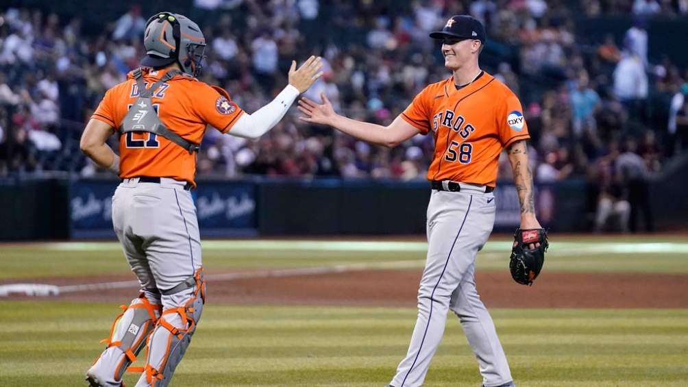 Hunter Brown y Yainer Diaz celebran el último out del partido