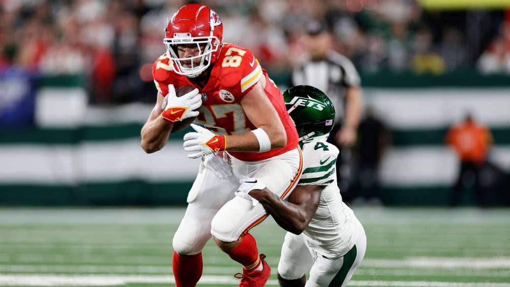 Travis Kelce en acción en el juego ante los New York Jets