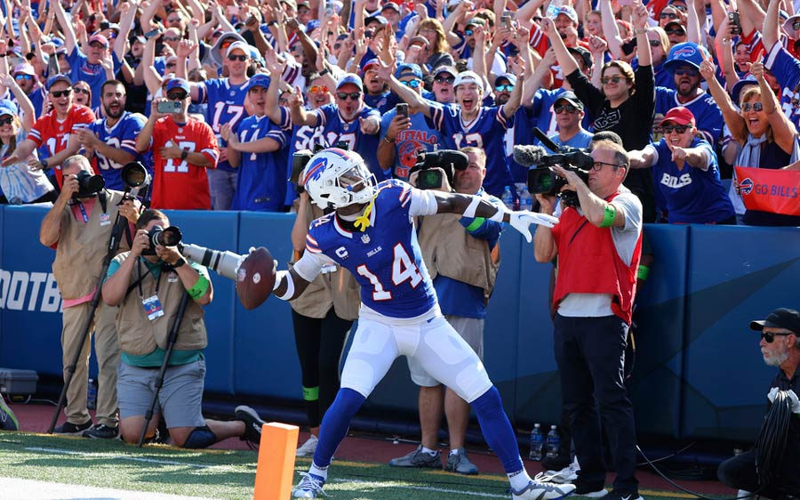 Stefon Diggs celebra una de sus anotaciones en el juego