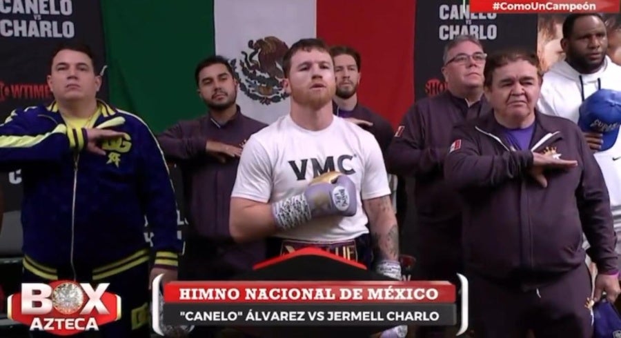 Canelo durante el Himno Nacional Mexicano