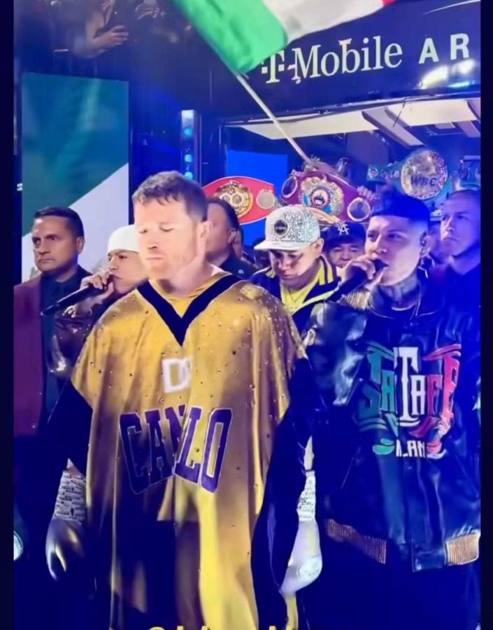 Canelo Álvarez entrando con Santa Fe Klan