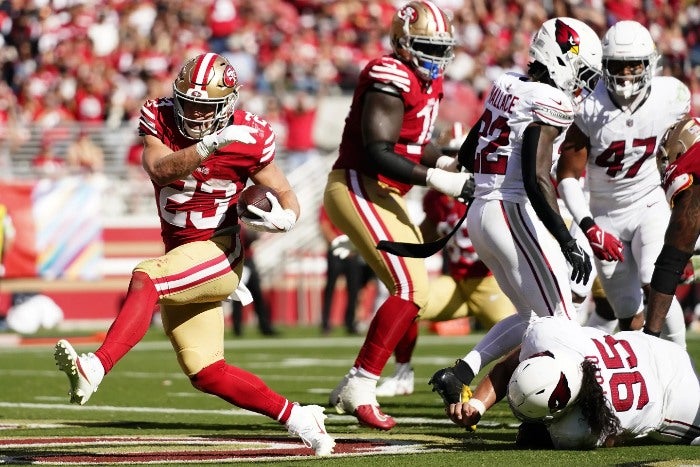 McCaffrey anotó cuatro touchdowns