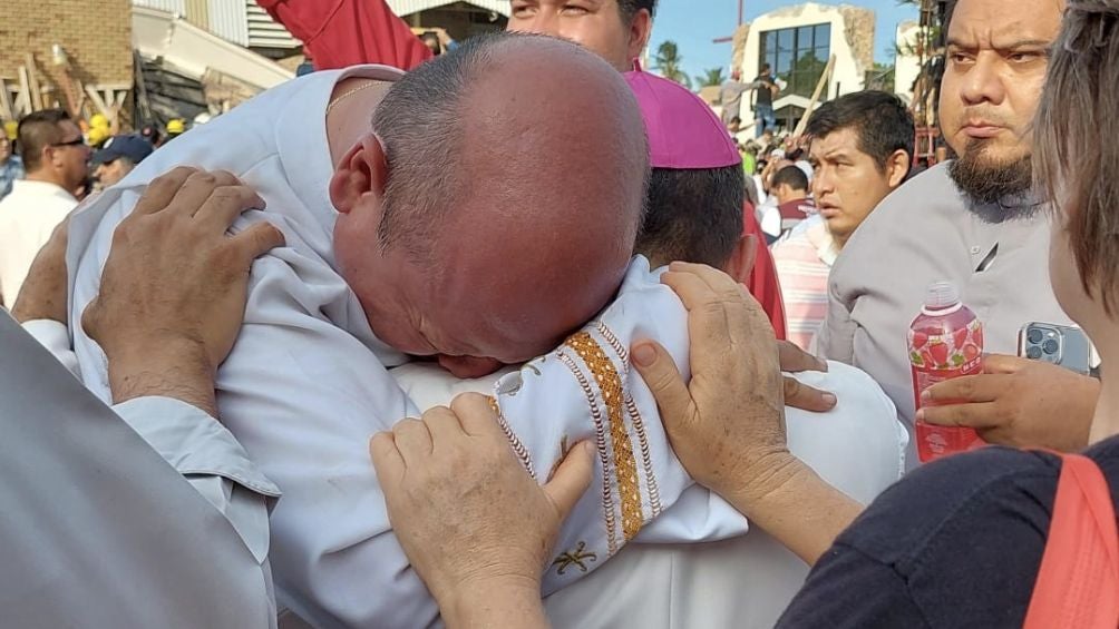 El sacerdote del templo llora al abrazar al arzobispo