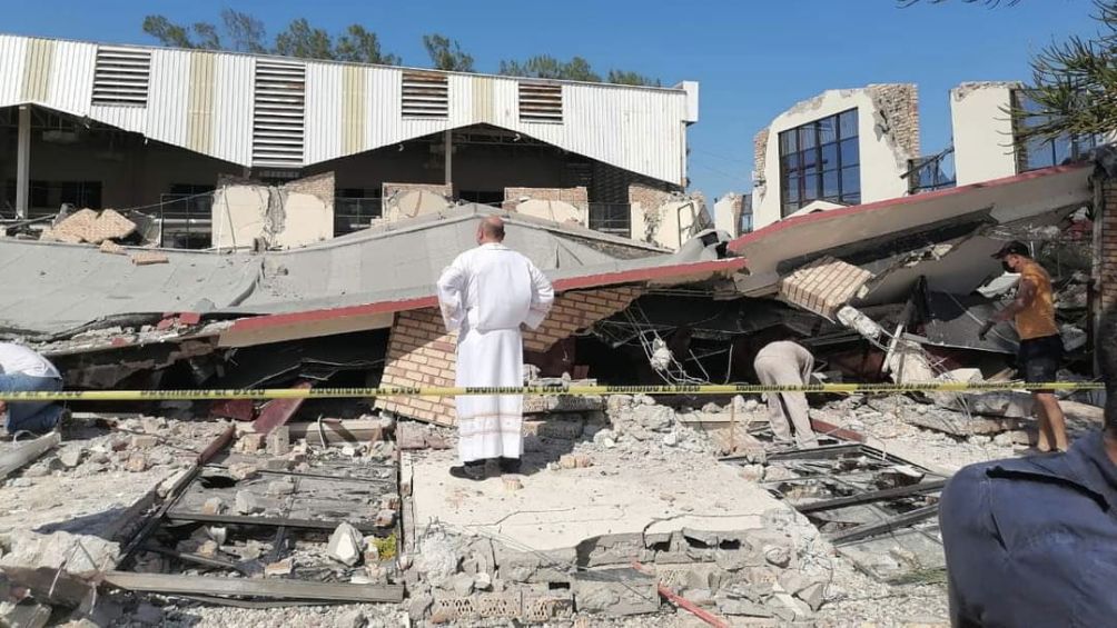 El sacerdote frente al templo derrumbado