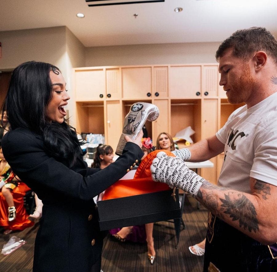 Canelo Álvarez le regaló unos guantes a Danna Paola