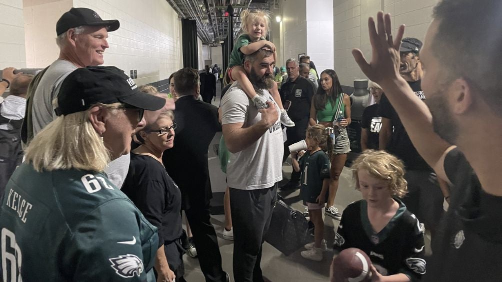 Donna Kelce junto a Jason tras la victoria de Eagles