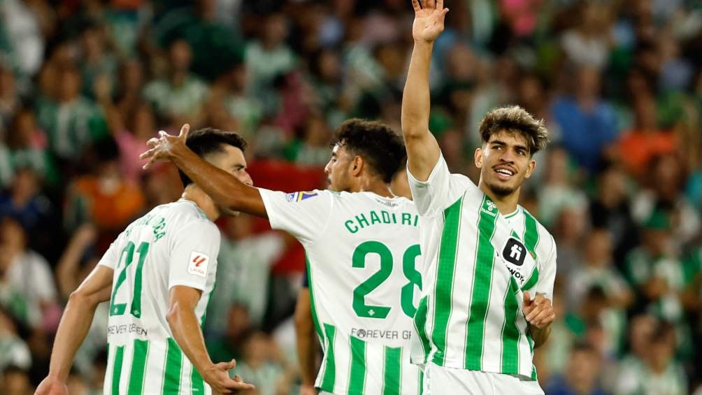 Abde y jugadore de Betis en celebración de gol