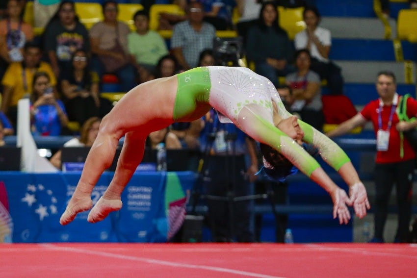 Alexa Moreno en una competición de gimnasia 