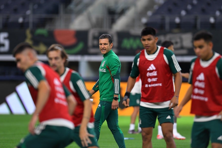 Jimmy Lozano en un entrenamiento con jugadores del Tri