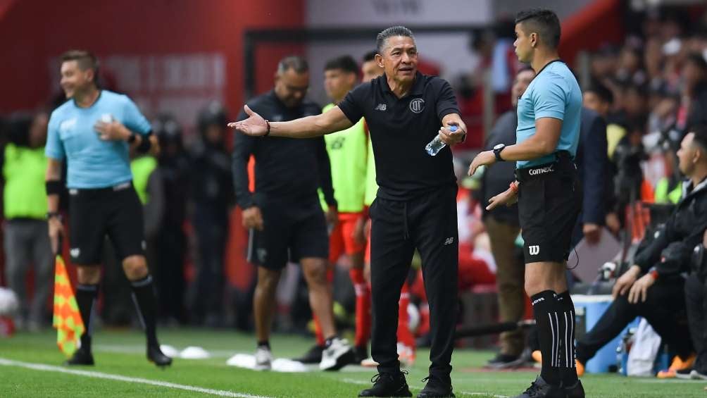 Ambriz reclama al cuarto árbitro durante el juego contra Chivas