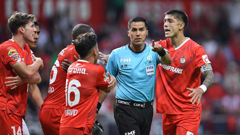 Jugadores de Toluca reclaman al silbante Daniel Quintero