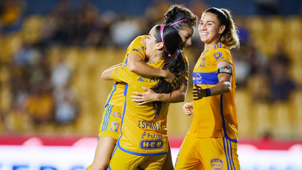 Tigres celebrando la victoria ante Pumas