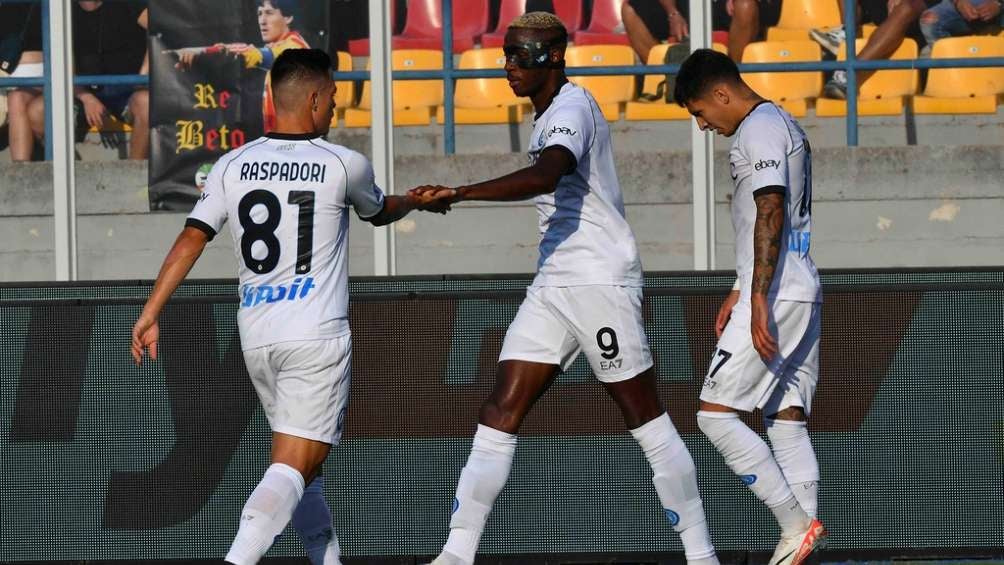 Osimhen y sus compañeros en celebración durante el partido contra el Lecce