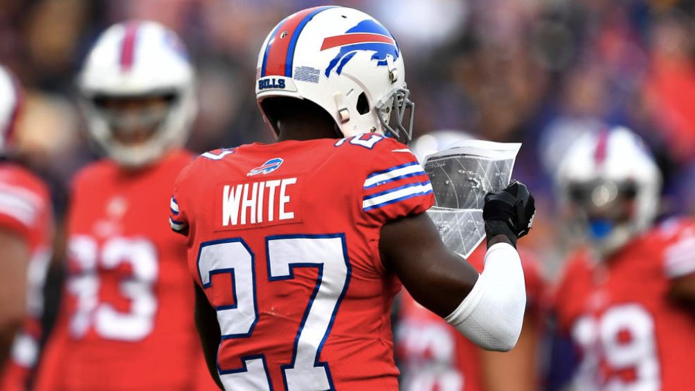 White previo a una jugada con los Bills