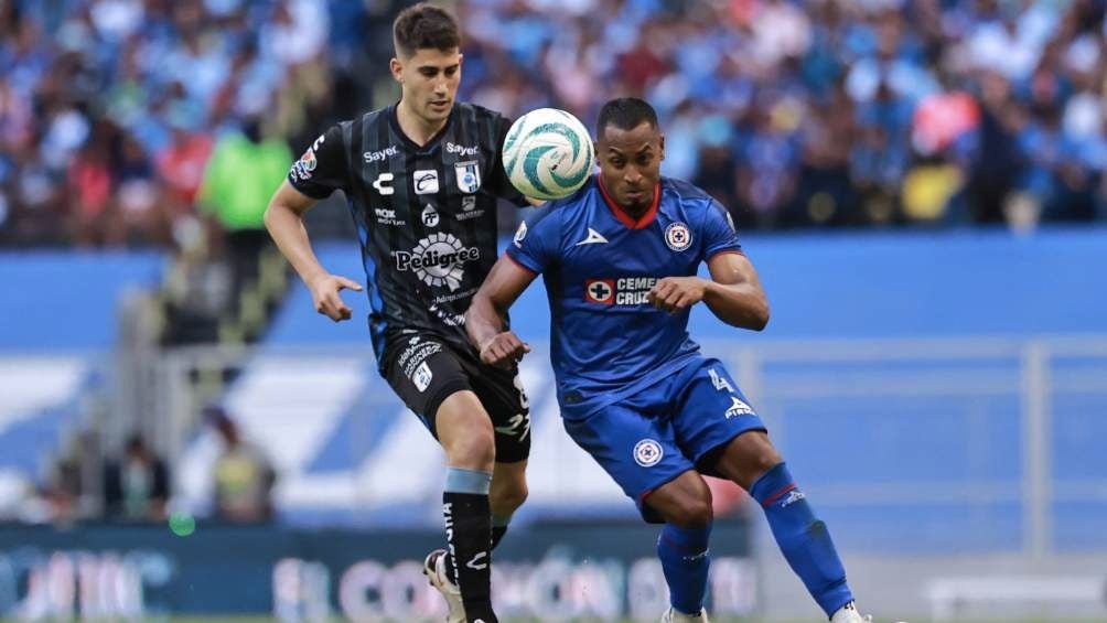 El colombiano durante un partido con Cruz Azul