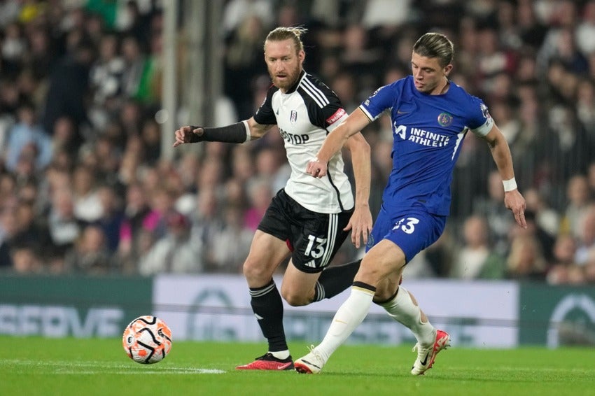 Balón en disputa en la grama de Craven Cottage 