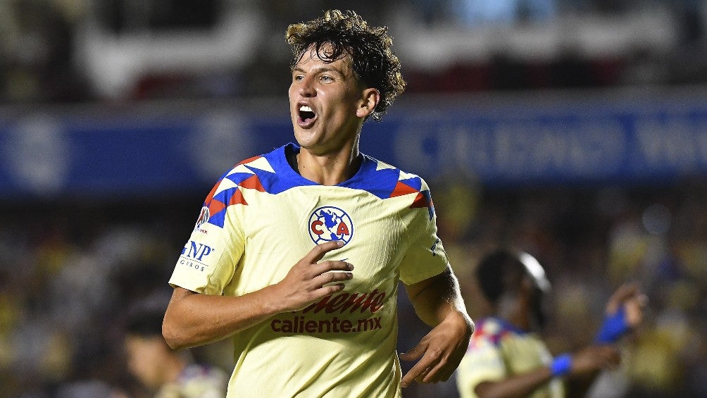 Igor Lichnovsky celebra un gol