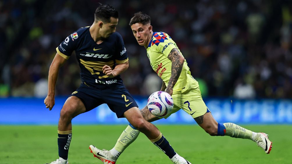 Pablo Bennevendo y Brian Rodríguez en la disputa por el balón