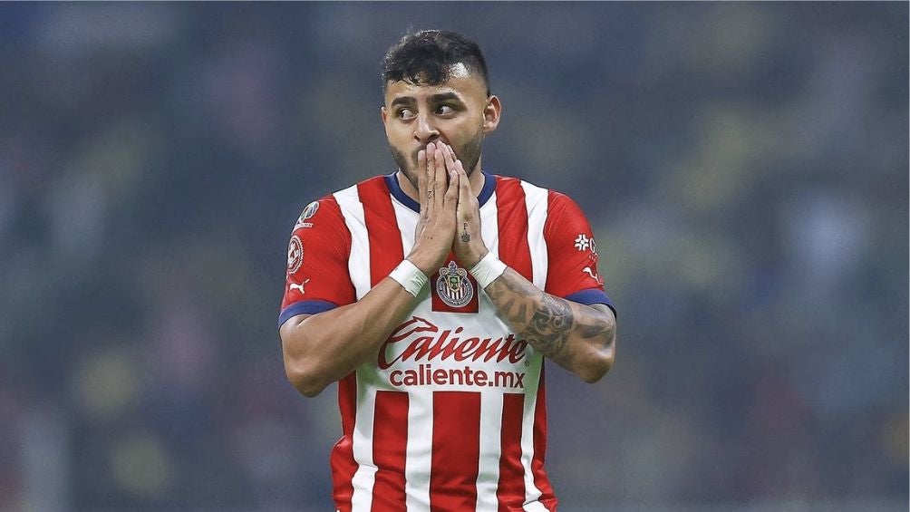 Alexis Vega en un juego con Chivas