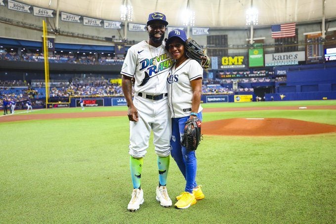 Randy Arozarena junto a su madre previo al juego de Rays