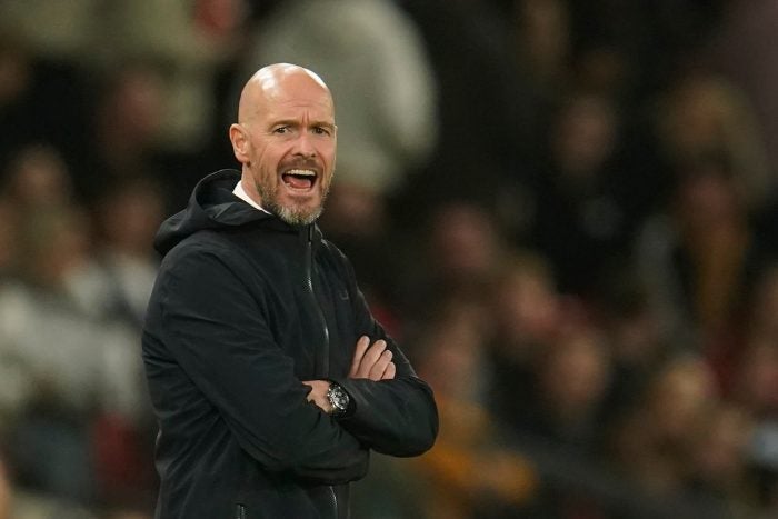 Erik Ten Hag da indicaciones en un partido