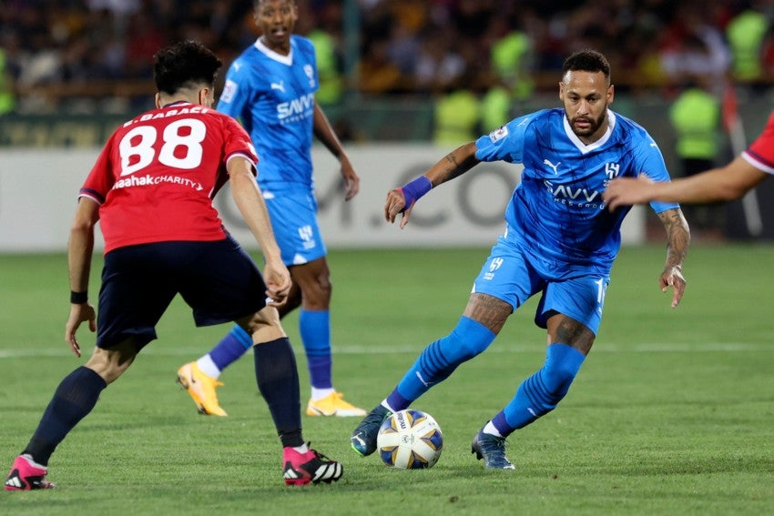 Neymar anotó su primer gol en su quinto partido 