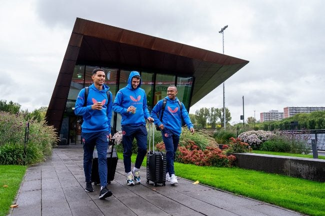 Santiago Giménez viajó a Madrid con el Feyenoord