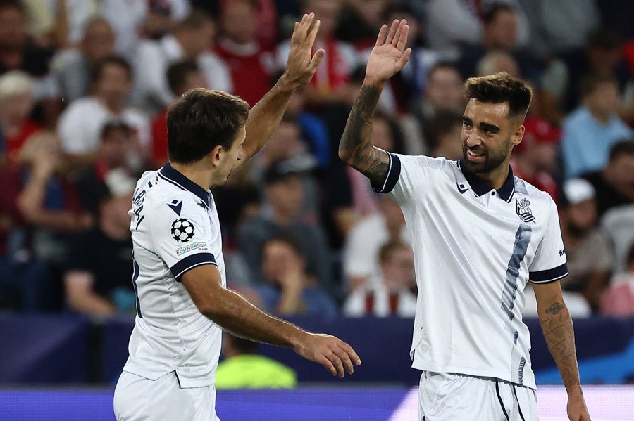 Mikel Oyarzabal y Brais Méndez celebran gol