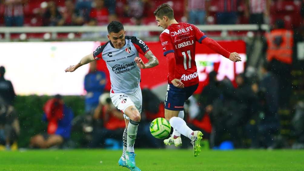 Brizuela y Reyes se enfrentan durante el Clásico tapatío