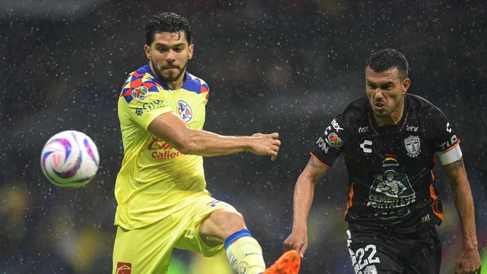 Henry Martin en acción durante el juego celebrado en el Estadio Azteca