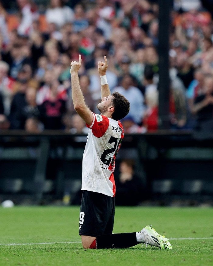 Giménez celebrando su gol