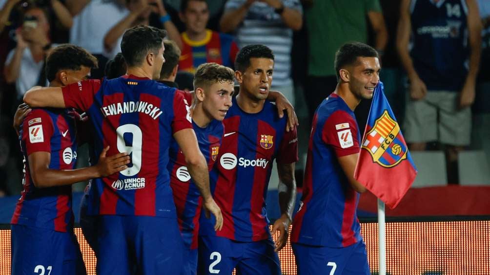 Jugadores del Barcelona celebran gol en partido de LaLiga