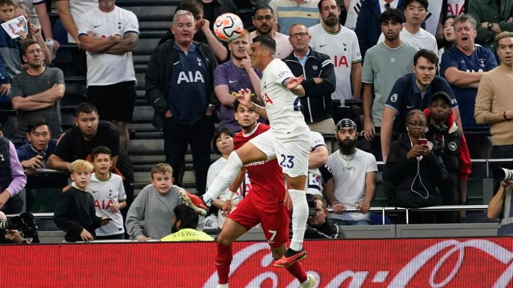 Luis Díaz observa a un rival de Totteham durante el partido