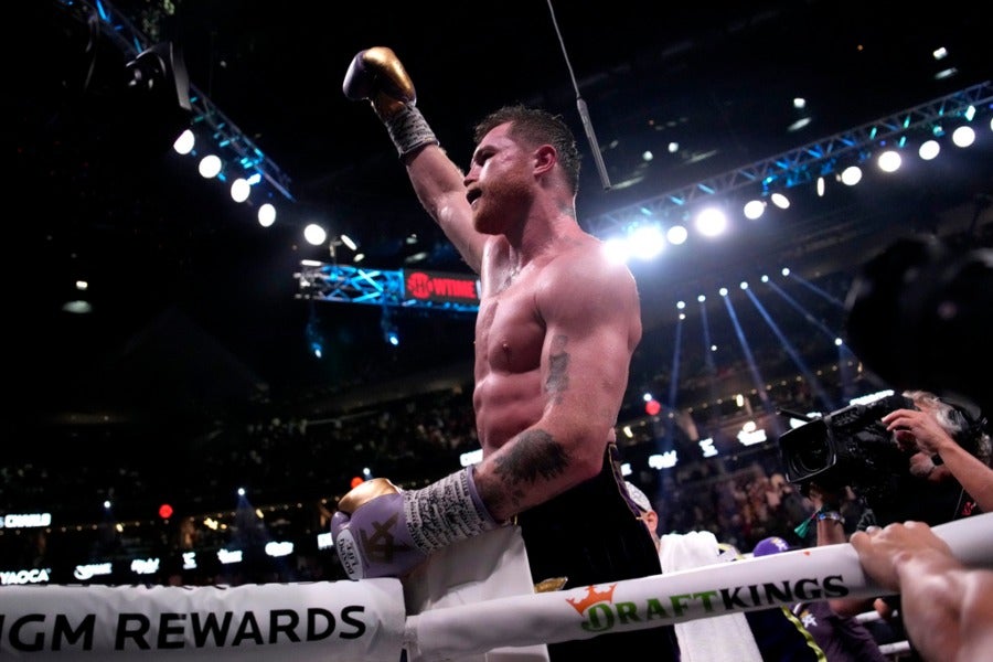 Canelo venció a Jermell Charlo por decisión