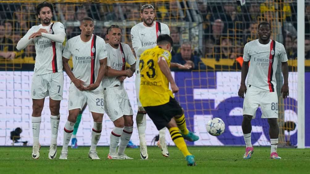 Emre Can cobra un tiro libre en el partido ante el AC Milan