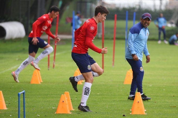 Armando Martínez en el entrenamiento de Chivas de este miércoles