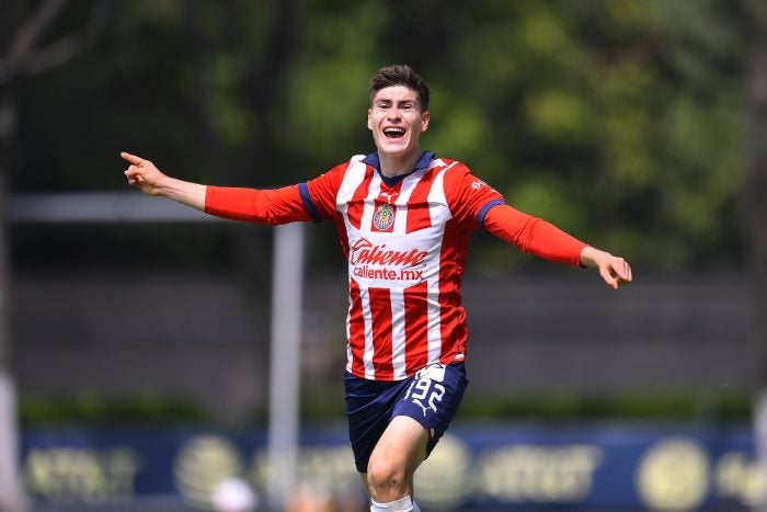 Armando Martínez festeja un gol con Chivas Sub 23