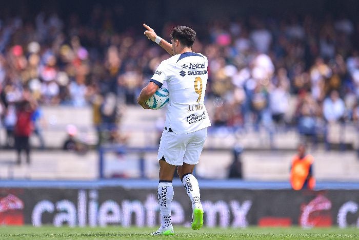 Dinenno celebra un gol 