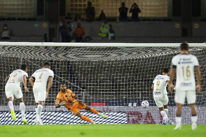 Dinenno anotó dos goles vs Gallos