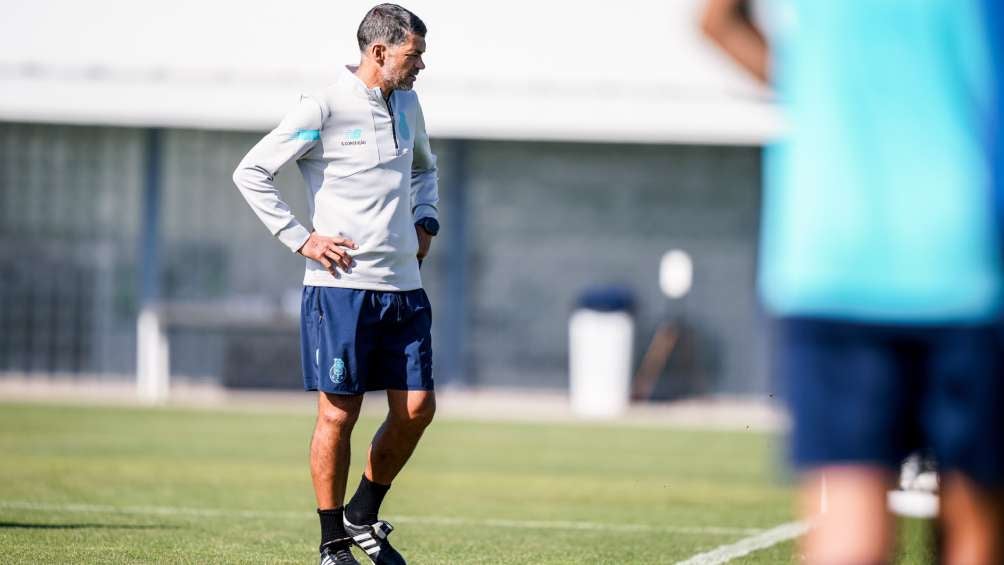 El técnico del Porto durante el entrenamiento previo al juego contra el Barcelona